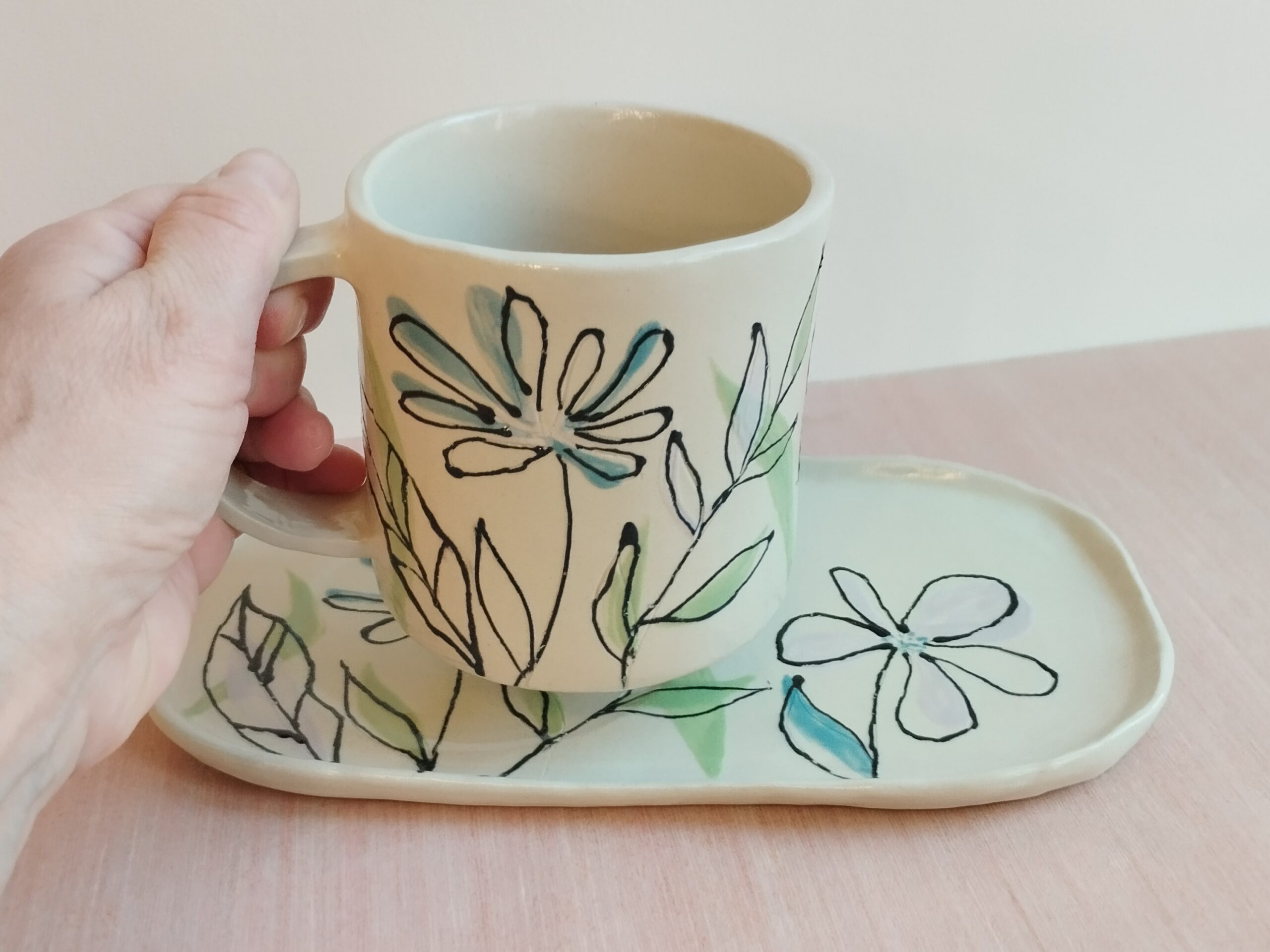Mug et plateau en céramique artisanale. motif végétal